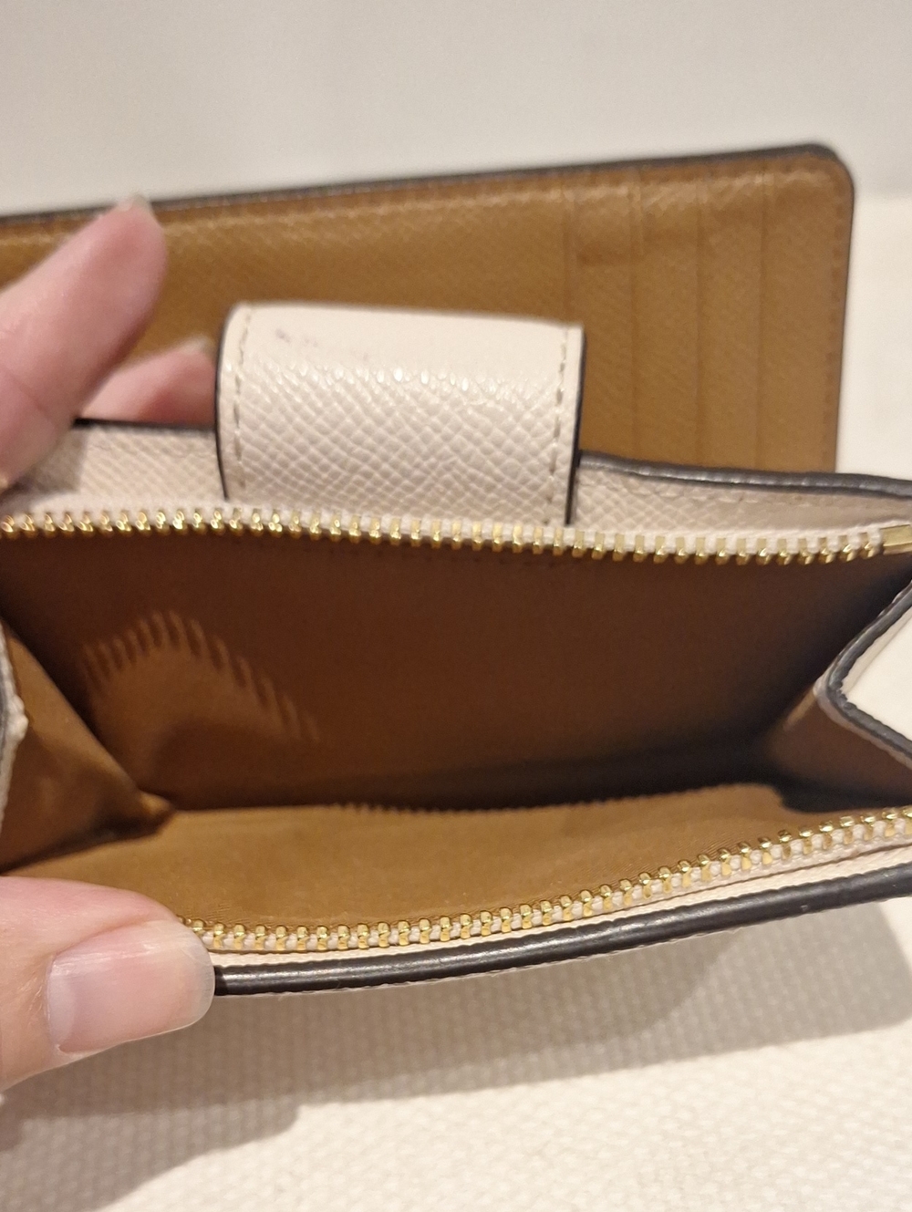 Coach Cream Leather Wallet with Gold Logo - Picture 6 of 6